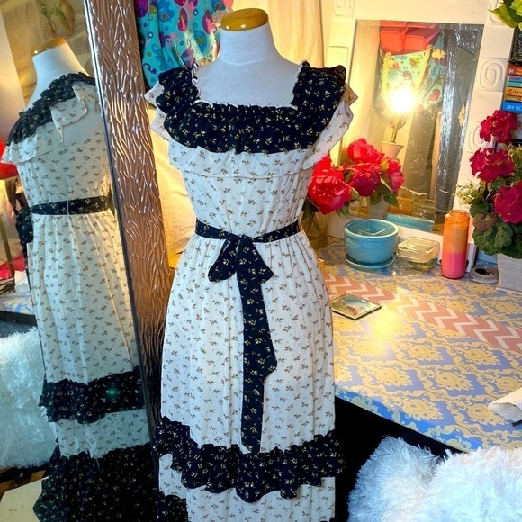 🌷Free The Roses🌷 Ruffle Off Shoulder Floral Victorian Doll Style Dress NWOT - Picture 4 of 13